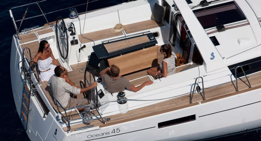 Экипаж в кокпите парусной яхты Oceanis 45